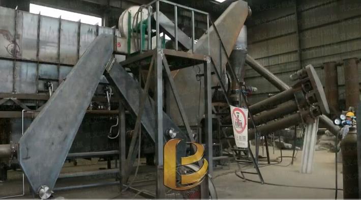 無煙連續式木屑炭化爐加工木炭的生產現場