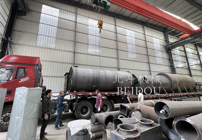 環保節能型木屑炭化爐完成裝車,啟航發往湖北