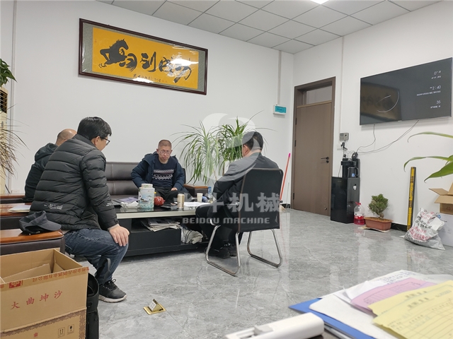 河北客戶考察炭化行業新寵——麻桿炭化爐