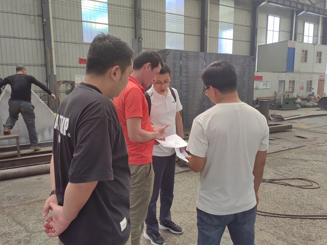 跨國交流新篇章——非洲客戶參觀考察炭化爐制造現場